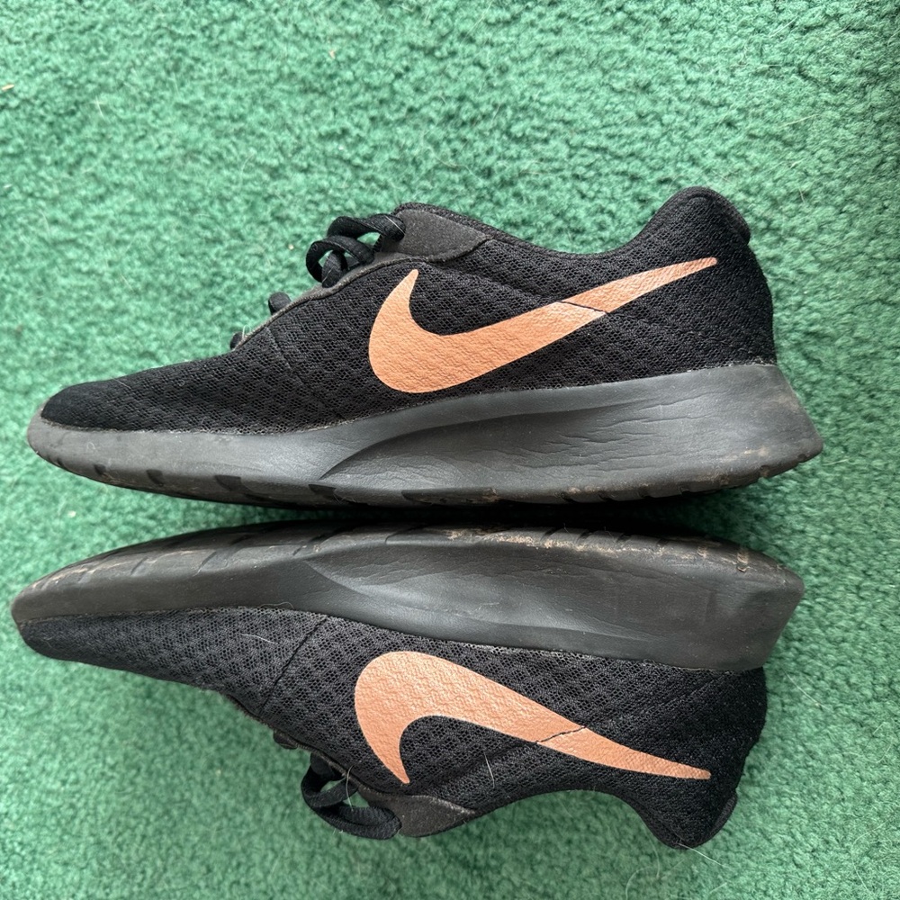 Nike women 8 Black and rose gold  Sneakers